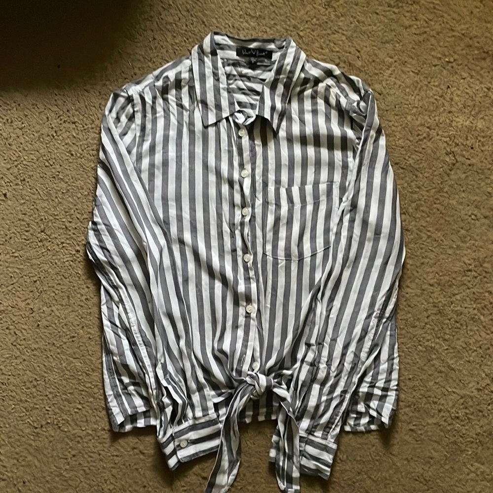 Velvet Heart Striped (white/gray) long sleeve button down with tie in front (S)